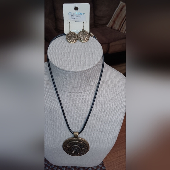 Sunflower Tribal Goldtone Pendant Necklace Set 🌻 - Picture 3 of 4